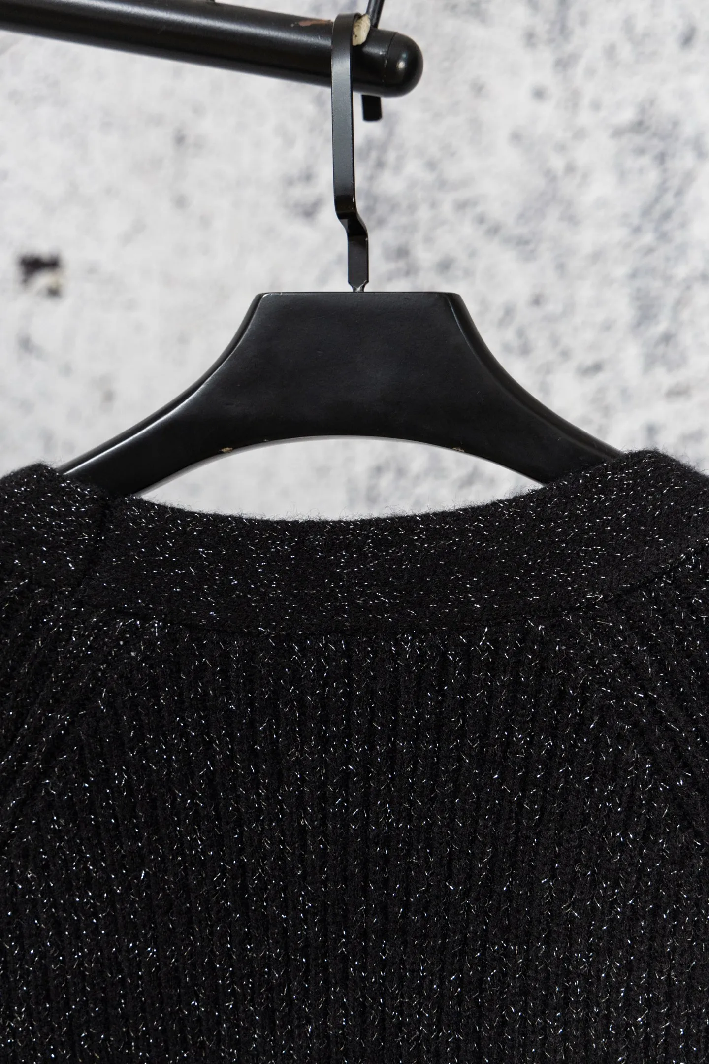 💰300 Saint Laurent is 2026 new autumn and winter black glitter V-neck knitted cardigan 1. Style: loose-fitting V-neck cardigan with single-breasted design, brand woven logo on the collar, and golden YSL classic embroidery logo on the left chest. 2. Material: The knitted fabric is mixed with glitter elements, which presents a delicate luster under the light. The black base and fine glitter effect enhance the texture and fashion. 3. Style: The overall style is simple and dark, and the glitter and metal logo add a sense of sophistication. It has both casual and light luxury attributes. It can be worn alone or layered. Size: SML Color: Black